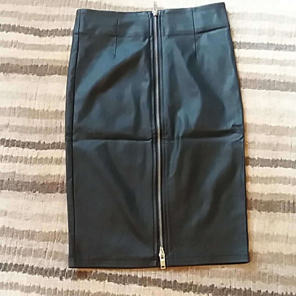 Faux leather zipped skirt